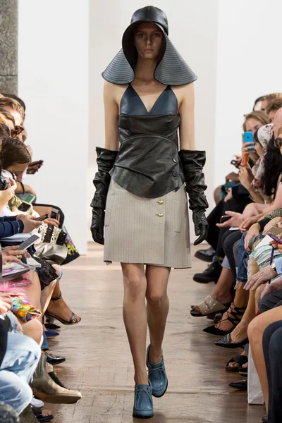 Look 10